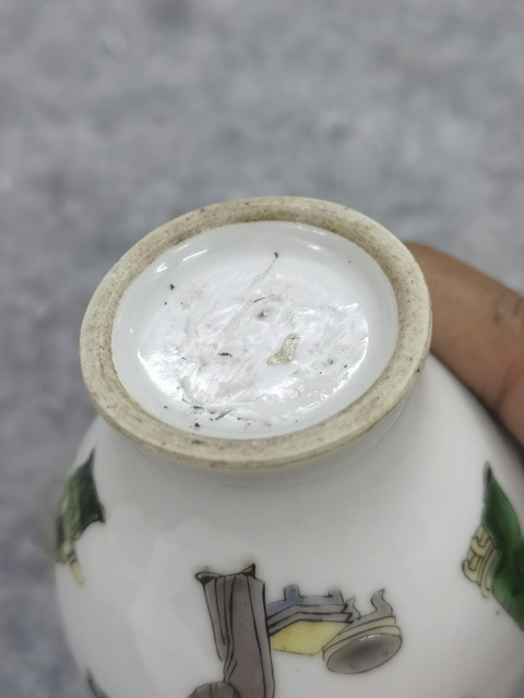 古玩陶瓷五彩人物長頸瓶真品鑒賞圖