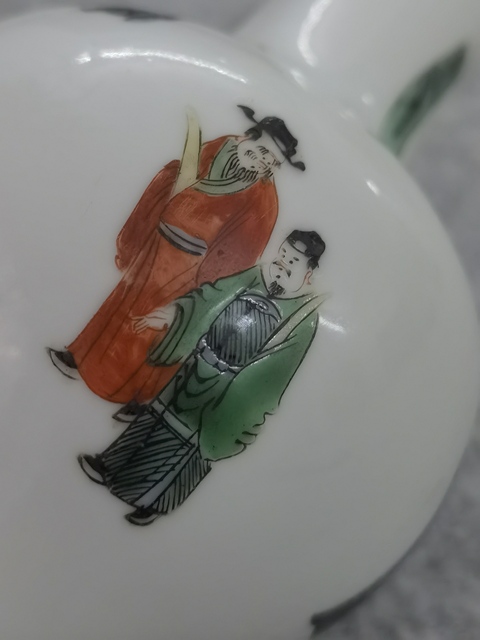 古玩陶瓷五彩人物長頸瓶真品鑒賞圖