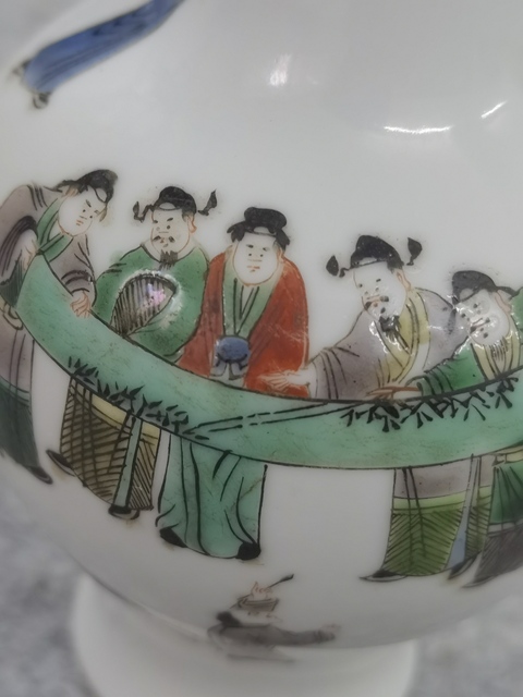 古玩陶瓷五彩人物長頸瓶真品鑒賞圖