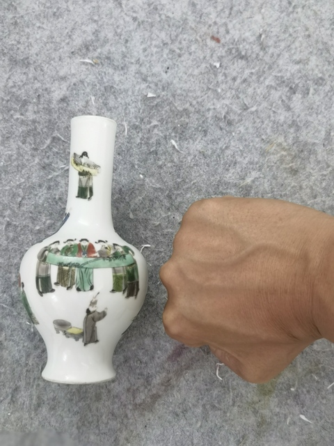 古玩陶瓷五彩人物長頸瓶真品鑒賞圖