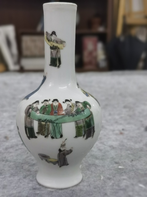 古玩陶瓷五彩人物長頸瓶真品鑒賞圖