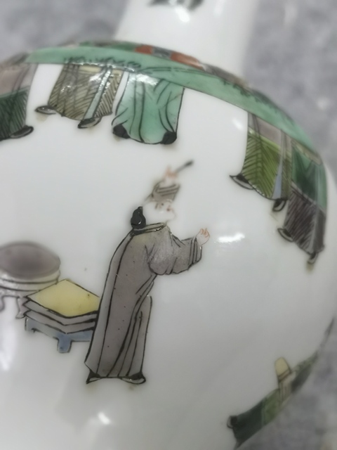 古玩陶瓷五彩人物長頸瓶真品鑒賞圖