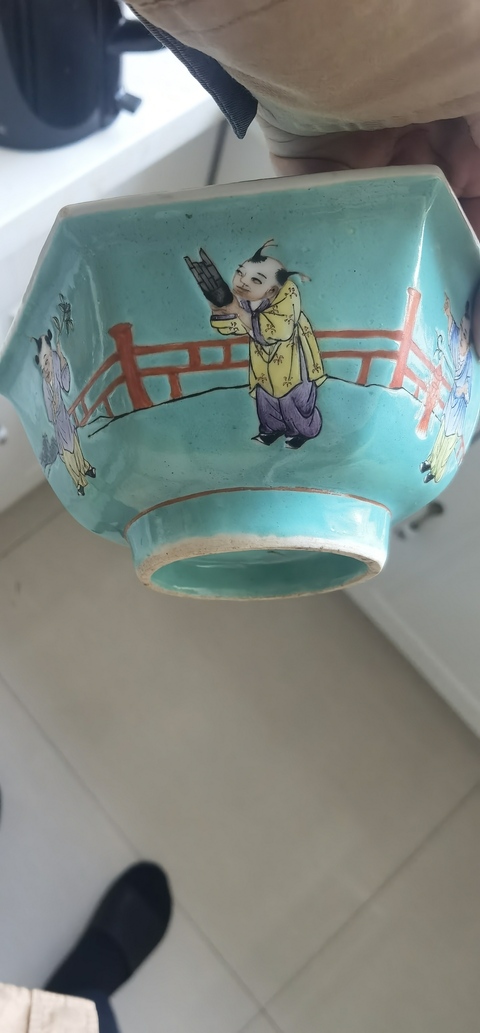 古玩陶瓷松石地粉彩人物六方貢碗真品鑒賞圖
