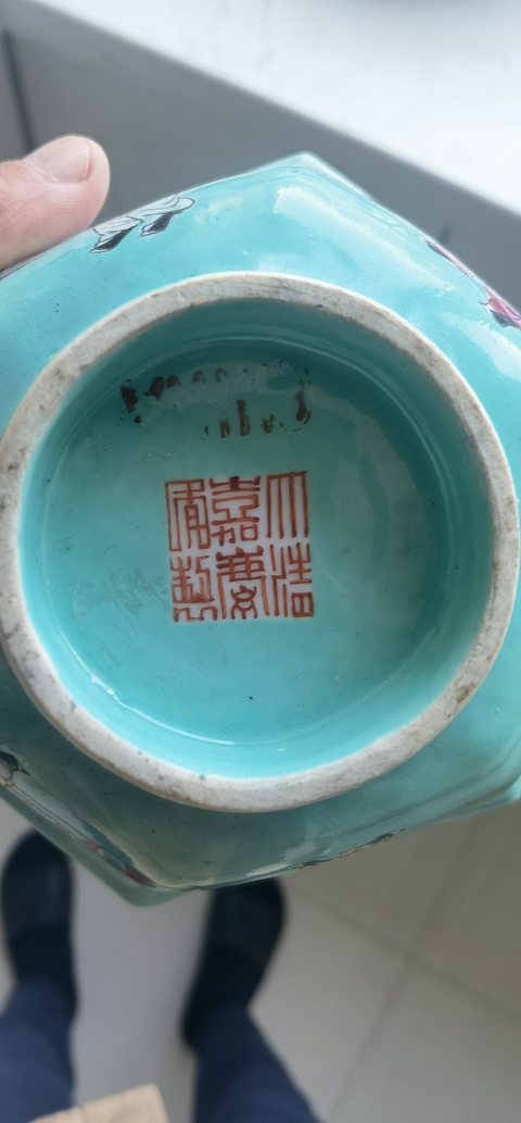 古玩陶瓷松石地粉彩人物六方貢碗真品鑒賞圖