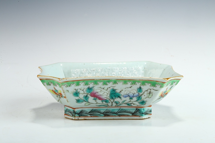 古玩陶瓷清晚·粉彩花蝶紋供盤真品鑒賞圖