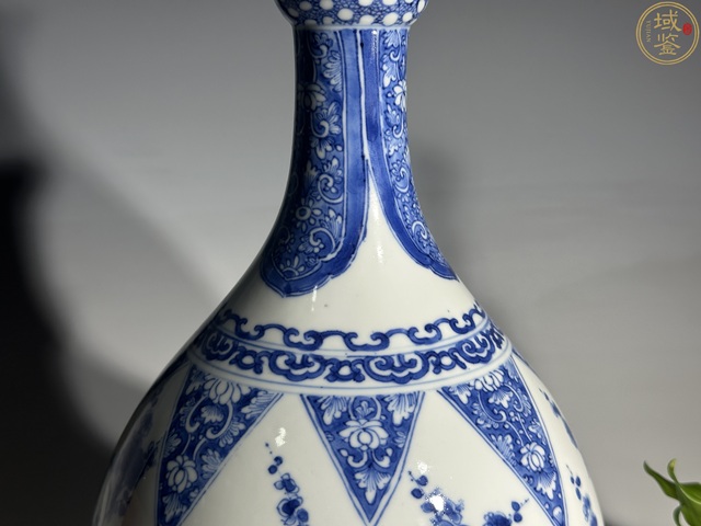 古玩陶瓷青花開窗青花博古花卉蒜頭瓶真品鑒賞圖