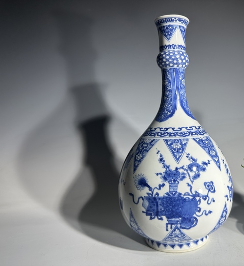 古玩陶瓷青花開窗青花博古花卉蒜頭瓶真品鑒賞圖
