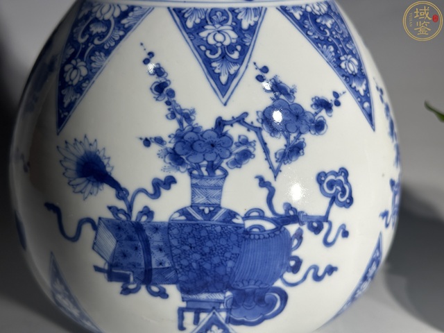 古玩陶瓷青花開窗青花博古花卉蒜頭瓶真品鑒賞圖