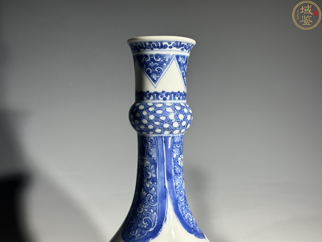 古玩陶瓷青花開窗青花博古花卉蒜頭瓶真品鑒賞圖