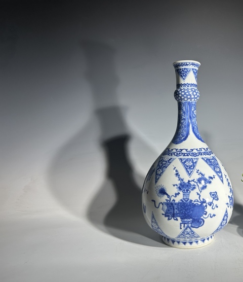 古玩陶瓷青花開窗青花博古花卉蒜頭瓶真品鑒賞圖