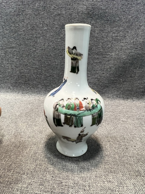 古玩陶瓷人物紋五彩長頸瓶真品鑒賞圖
