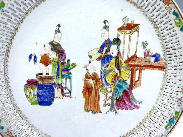 古玩陶瓷清早期·粉彩三娘教子鏤空盤真品鑒賞圖