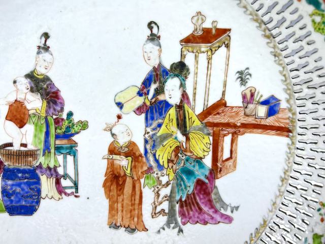 古玩陶瓷清早期·粉彩三娘教子鏤空盤真品鑒賞圖