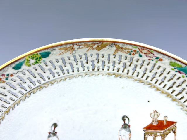 古玩陶瓷清早期·粉彩三娘教子鏤空盤真品鑒賞圖