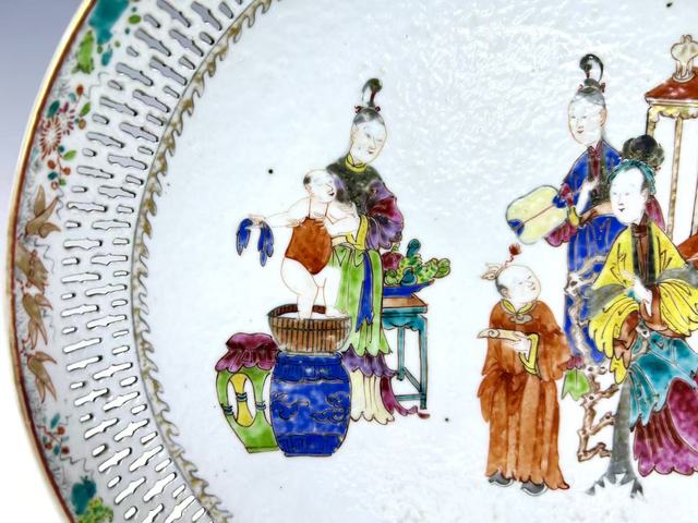 古玩陶瓷清早期·粉彩三娘教子鏤空盤真品鑒賞圖