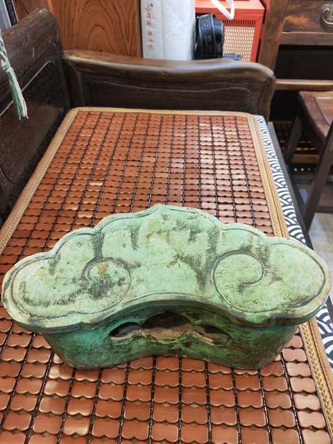 古玩陶瓷綠釉刻花瓷枕真品鑒賞圖