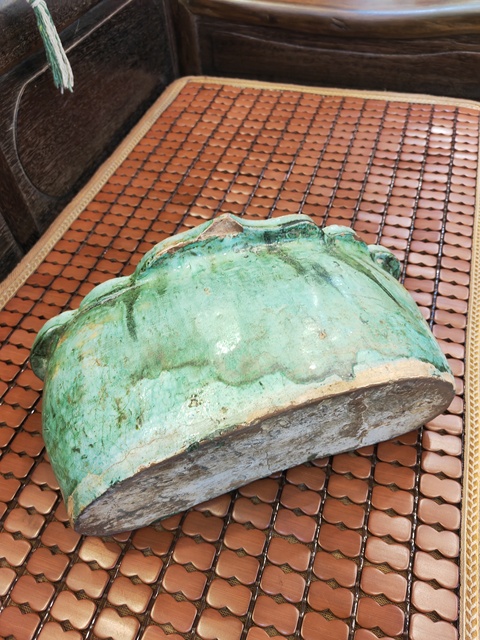 古玩陶瓷綠釉刻花瓷枕真品鑒賞圖
