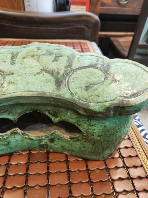古玩陶瓷綠釉刻花瓷枕真品鑒賞圖