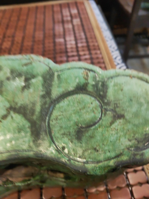 古玩陶瓷綠釉刻花瓷枕真品鑒賞圖