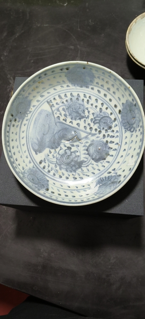 古玩陶瓷花卉紋青花盤真品鑒賞圖