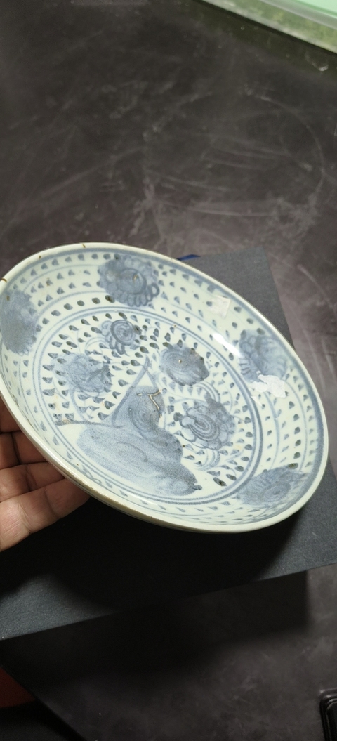 古玩陶瓷花卉紋青花盤真品鑒賞圖