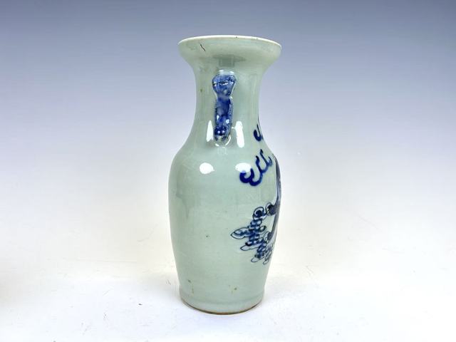 古玩陶瓷清中期·豆青釉青花麒麟望月雙耳瓶真品鑒賞圖