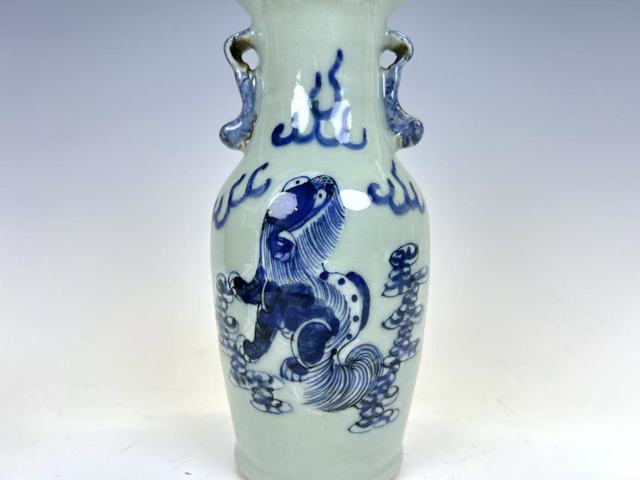 古玩陶瓷清中期·豆青釉青花麒麟望月雙耳瓶真品鑒賞圖