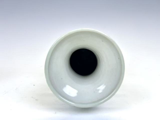 古玩陶瓷清中期·豆青釉青花麒麟望月雙耳瓶真品鑒賞圖