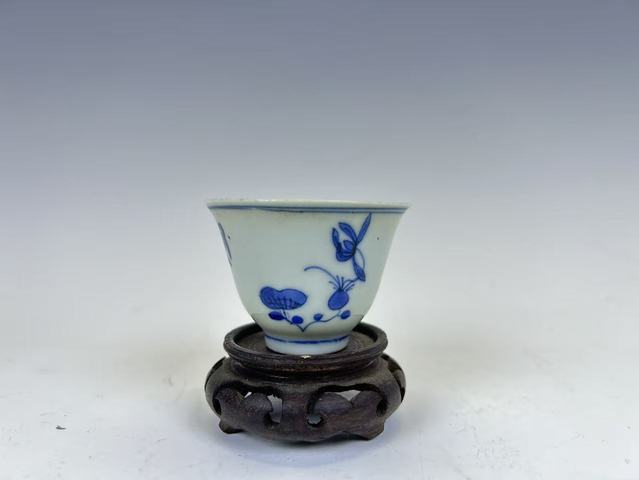 古玩陶瓷清中期·青花梔子花鈴鐺杯真品鑒賞圖