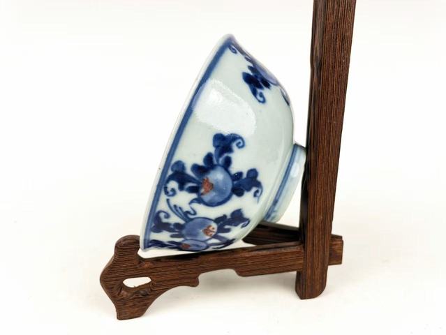 古玩陶瓷清早期·青花釉里紅三多紋茶碗真品鑒賞圖