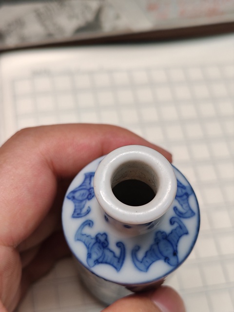 古玩陶瓷青花釉里紅鼻煙壺真品鑒賞圖