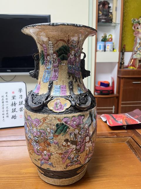 古玩陶瓷晚清哥釉粉彩人物瓶真品鑒賞圖