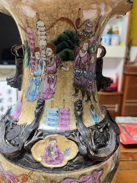 古玩陶瓷晚清哥釉粉彩人物瓶真品鑒賞圖