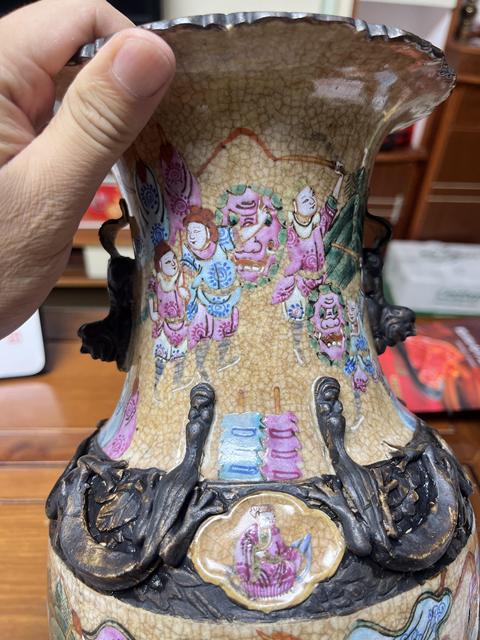 古玩陶瓷晚清哥釉粉彩人物瓶真品鑒賞圖