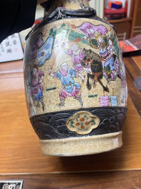 古玩陶瓷晚清哥釉粉彩人物瓶真品鑒賞圖