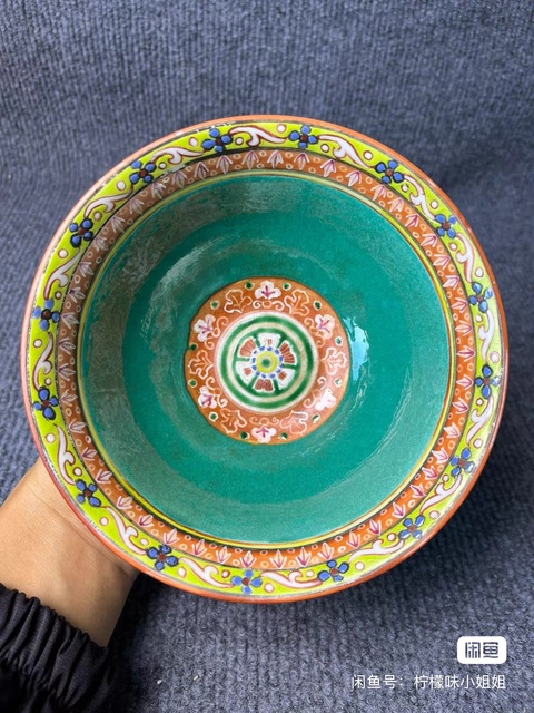古玩陶瓷粉彩佛教人物碗真品鑒賞圖