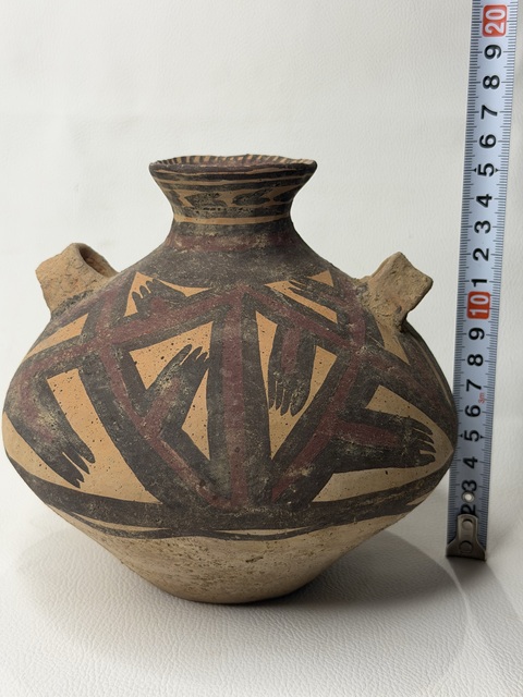 古玩陶瓷馬家窯文化·馬廠類型肢爪紋雙耳壺拍賣,當前價格458元