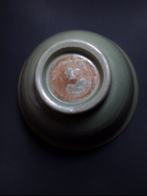 古玩陶瓷龍泉青瓷刻花碗真品鑒賞圖