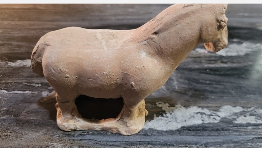 古玩陶瓷圈足立馬俑真品鑒賞圖