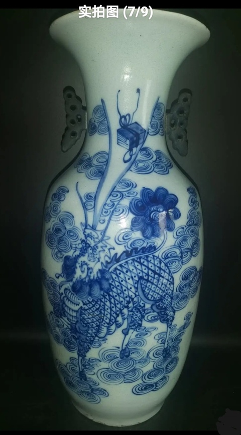 古玩陶瓷豆青釉青花麒麟雙耳撇口瓶真品鑒賞圖