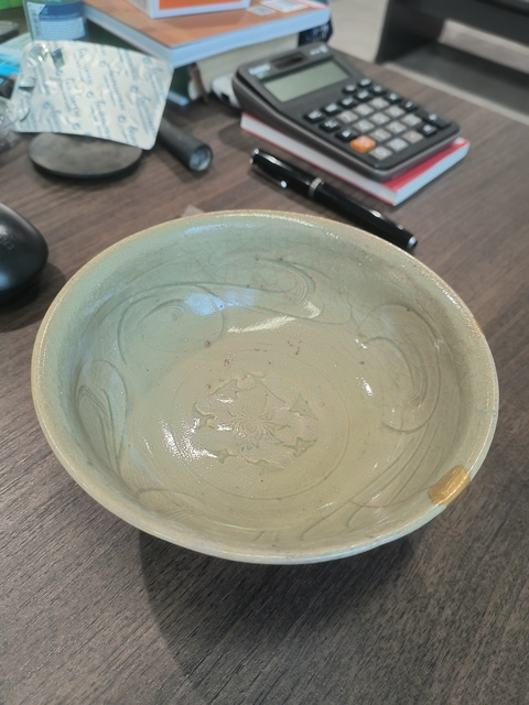 古玩陶瓷龍泉青瓷刻花碗真品鑒賞圖