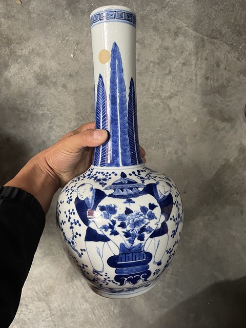 古玩陶瓷青花童子抱瓶圖天球瓶真品鑒賞圖