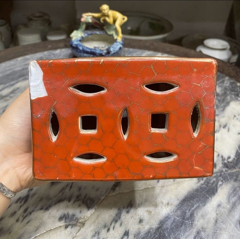 古玩陶瓷珊瑚紅粉彩花卉紋瓷枕真品鑒賞圖