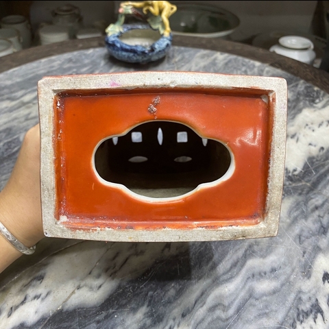 古玩陶瓷珊瑚紅粉彩花卉紋瓷枕真品鑒賞圖