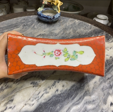 古玩陶瓷珊瑚紅粉彩花卉紋瓷枕真品鑒賞圖