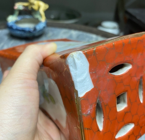 古玩陶瓷珊瑚紅粉彩花卉紋瓷枕真品鑒賞圖