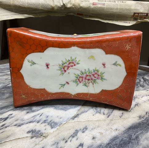 古玩陶瓷珊瑚紅粉彩花卉紋瓷枕真品鑒賞圖