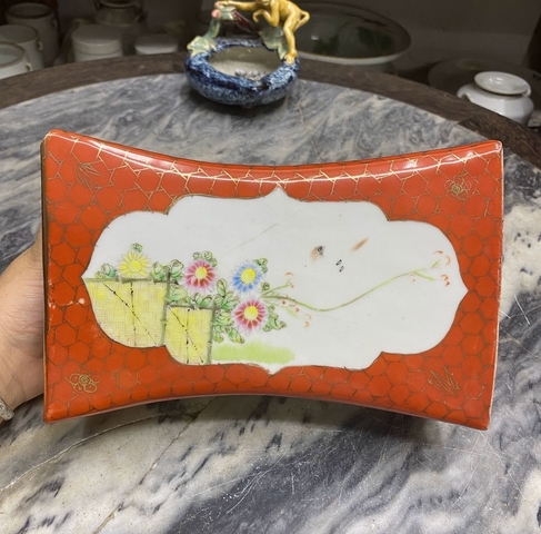 古玩陶瓷珊瑚紅粉彩花卉紋瓷枕真品鑒賞圖