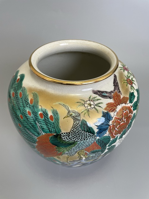 古玩陶瓷清晚期 日本官窯 五彩描真金 洞石孔雀牡丹紋大花瓶拍賣,當前價格350元