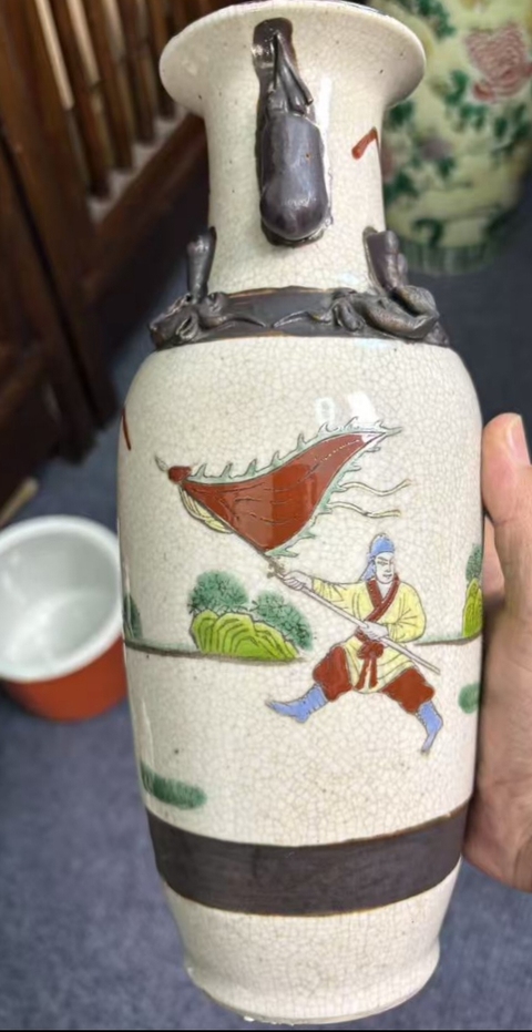 古玩陶瓷創(chuàng)匯 哥釉五彩刀馬人物紋瓶真品鑒賞圖